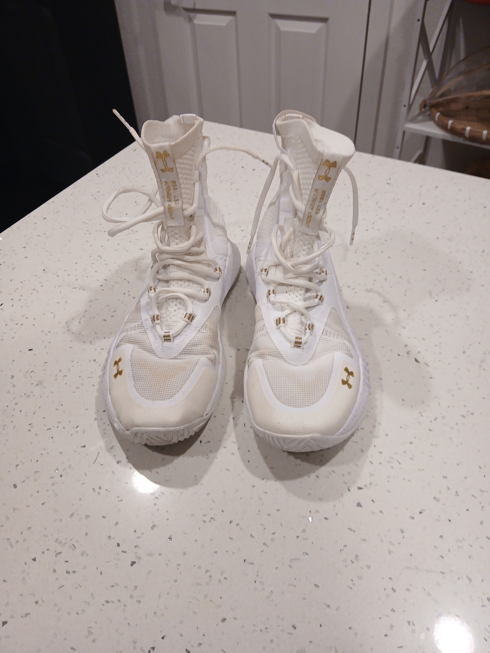 Girl's Volleyball Shoe Under Armour Highlight Ace 2.0 White Metallic Gold Size 9